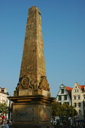 Erfurt -  Domplatz -Obelisk
