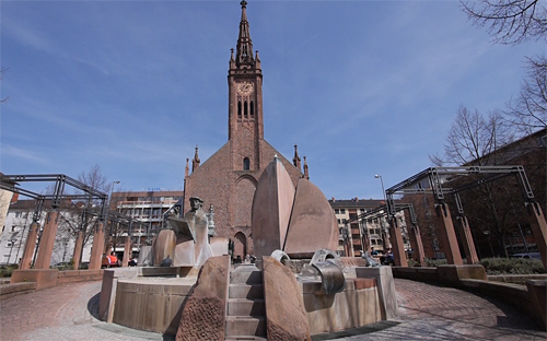 Lutherkirche mit Lutherbrunnen