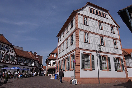Seligenstadt - Fronhofplatz mit Schulgebäude von 1703