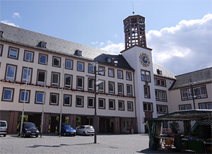 Rathaus mit Marktplatz